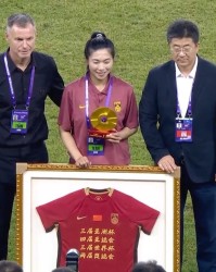 中国女足为古雅沙举办退役仪式，米利西奇和全队送上纪念礼物